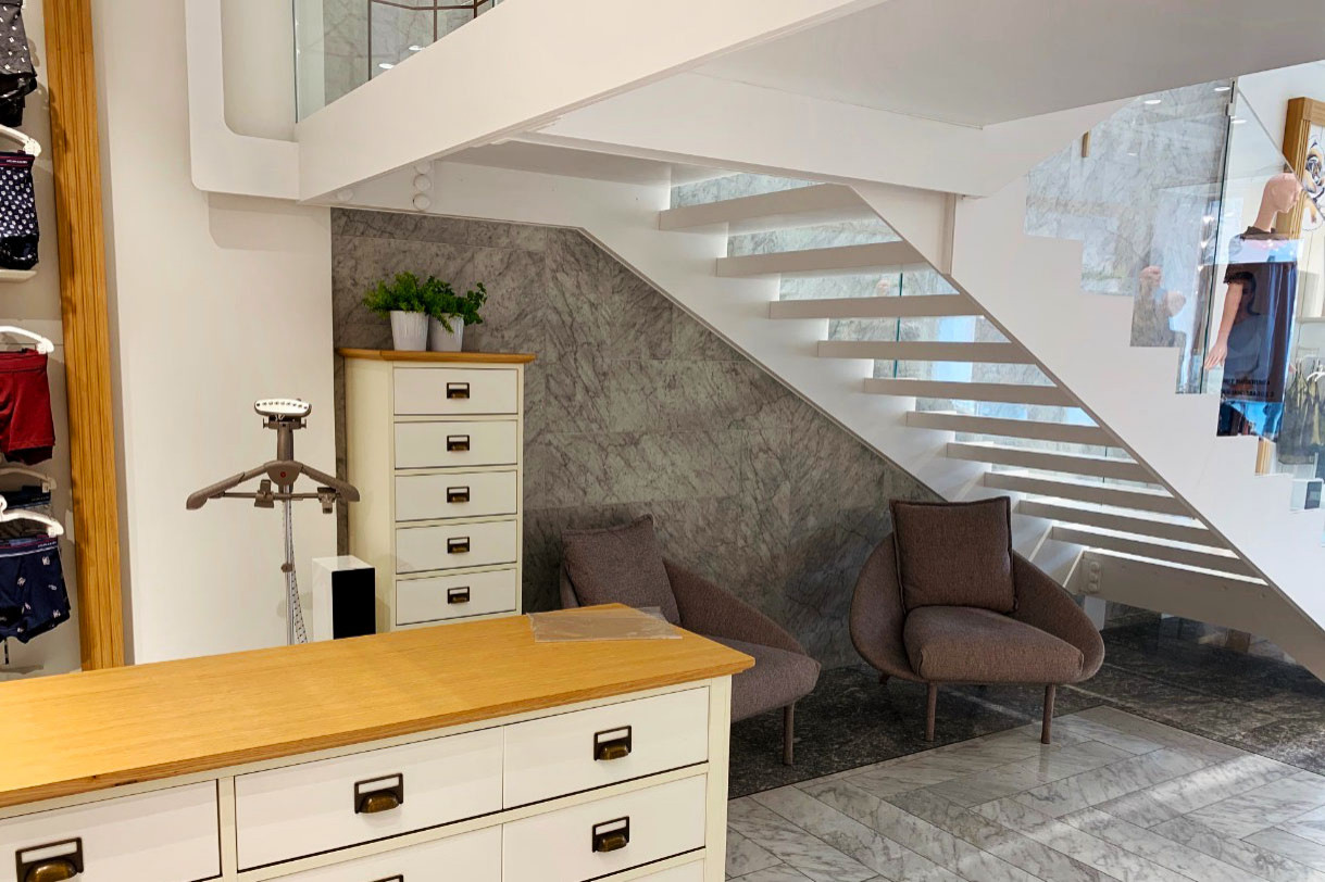 Лестница из стекла и металла