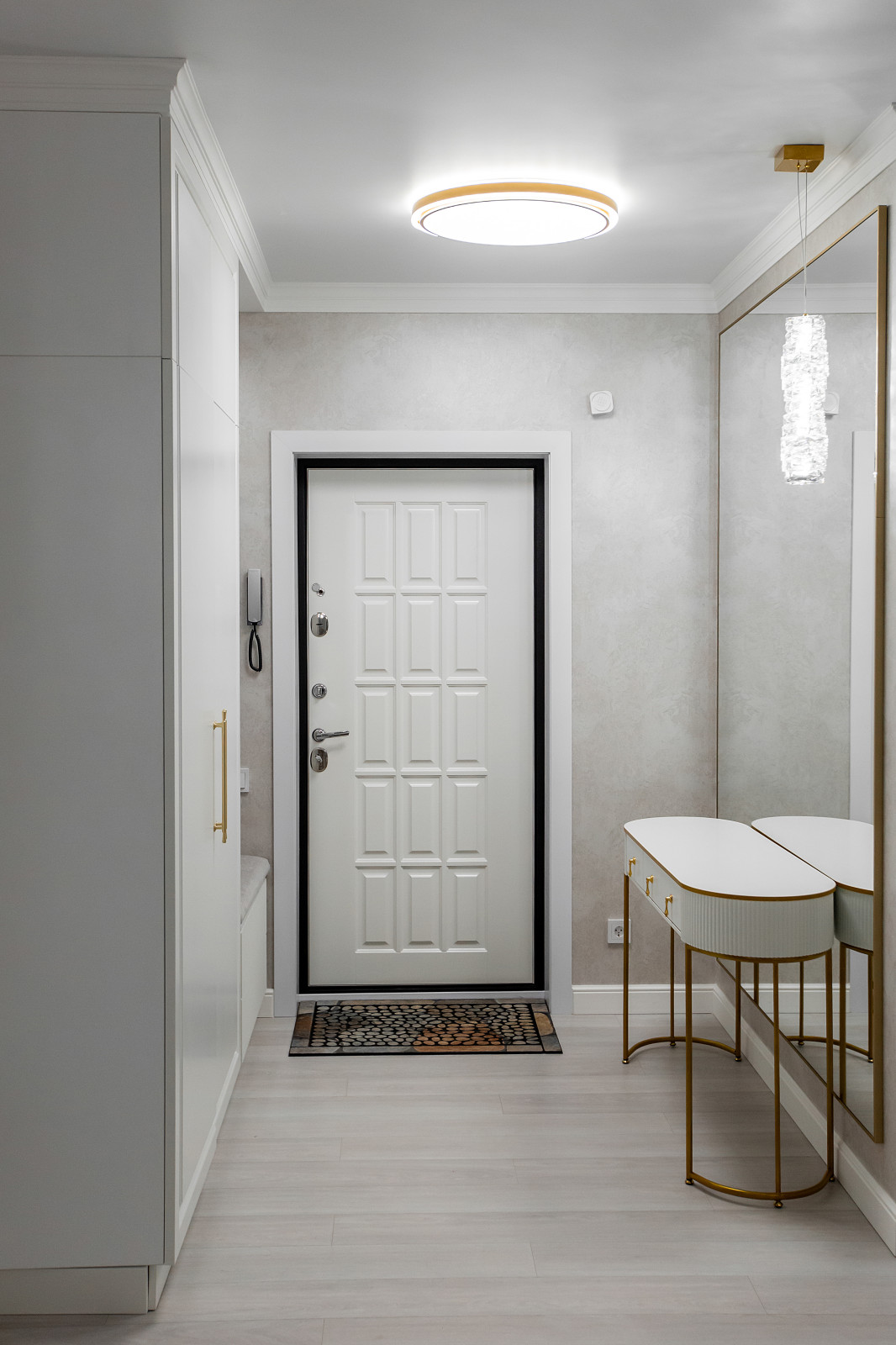 Дизайн просторной квартиры в стиле неоклассики