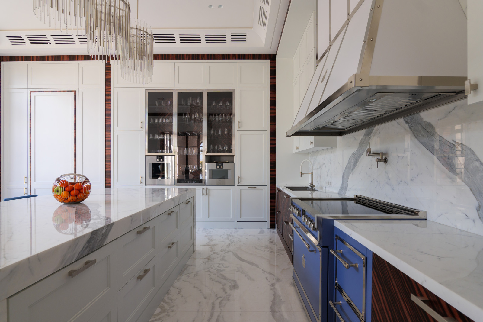 Кухонные пеналы со стеклом