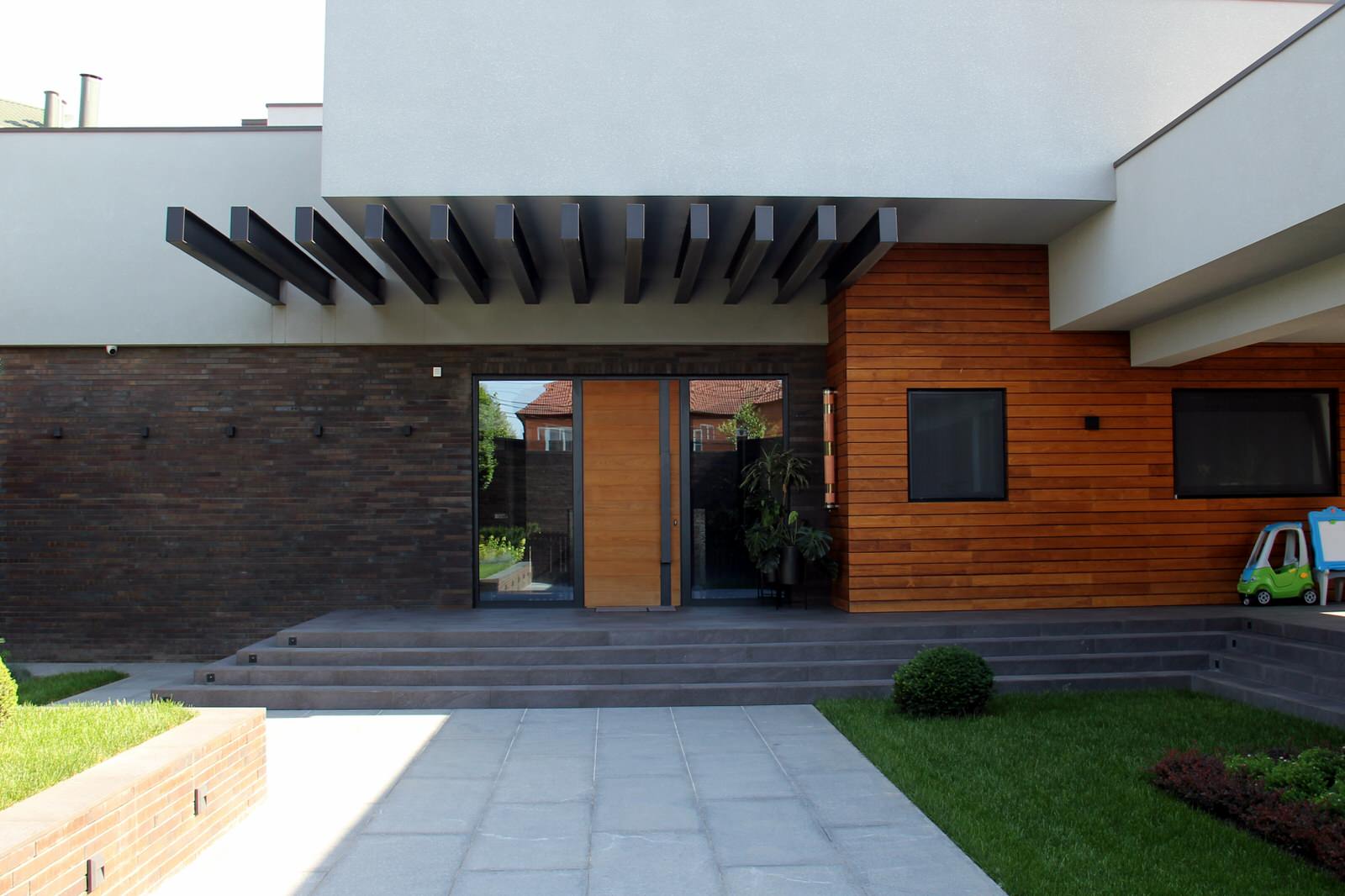 Реализованный проект частного одноэтажного дома в современном стиле