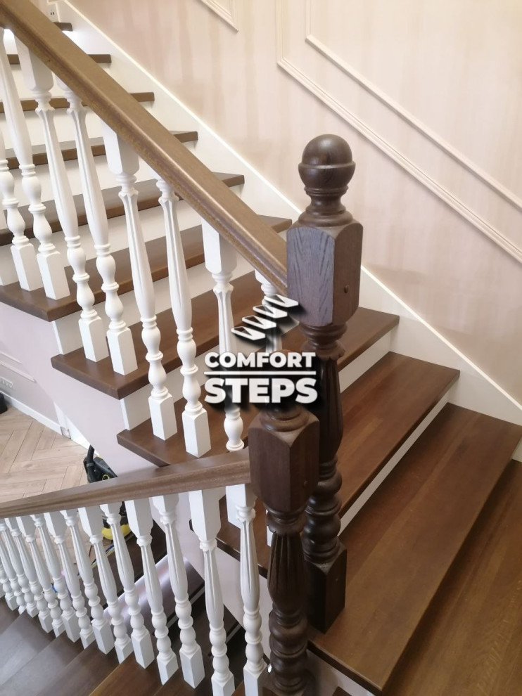 Лестница в шпоне дуба с радиусными поручнями и подсветкой