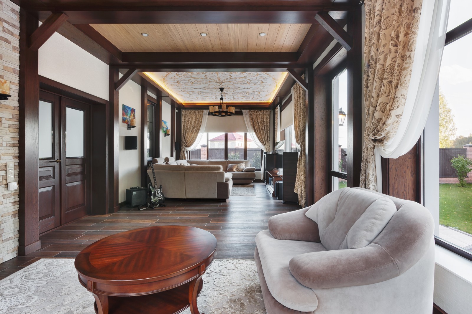 Обложка проекта: Веранда в частном доме с керамическим паркетом