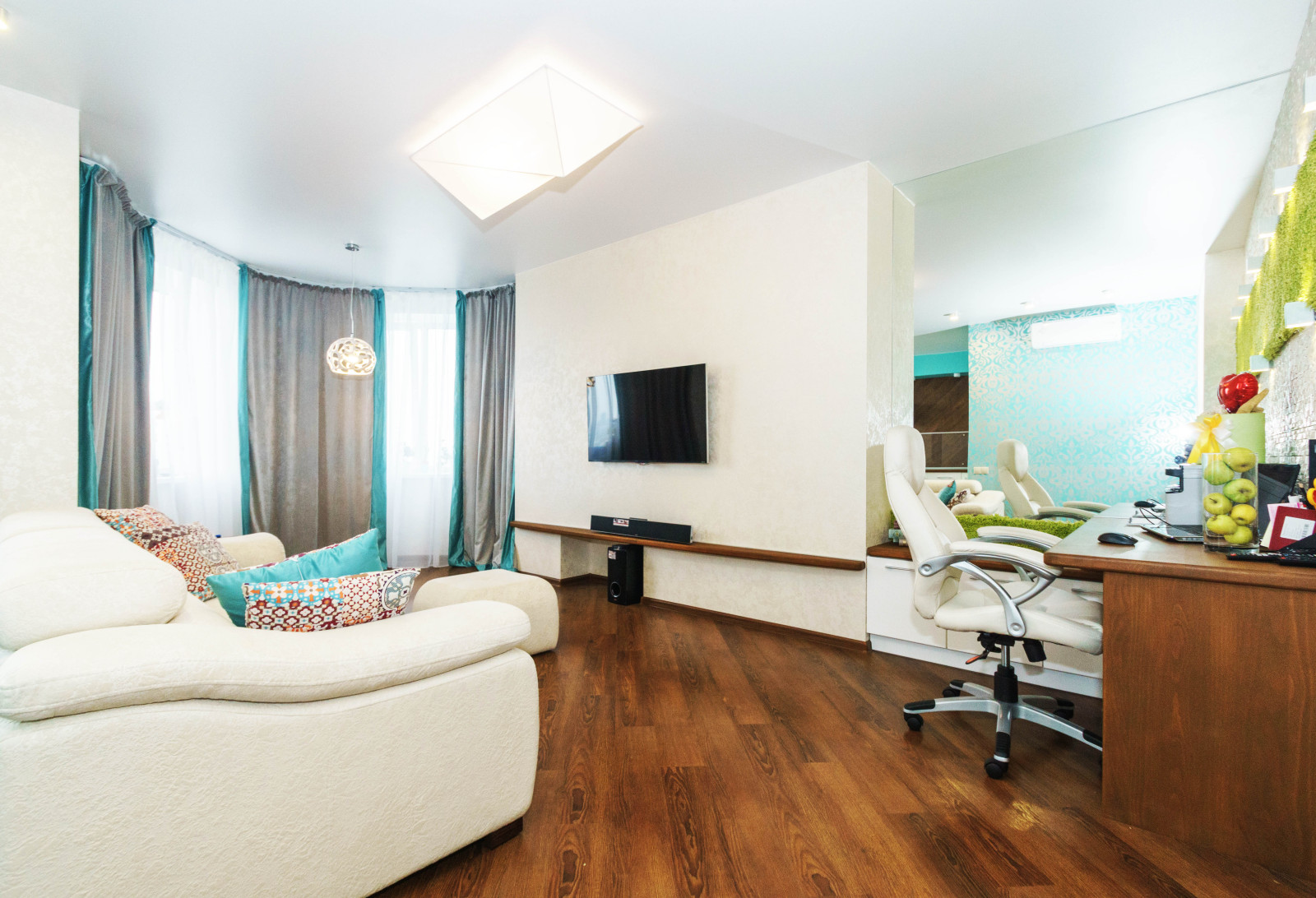 Яркая двушка с подвесной кроватью