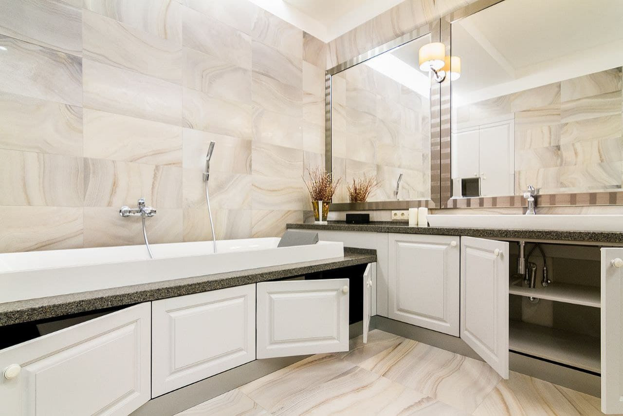 Мебель в ванную комнату с экраном под ванну