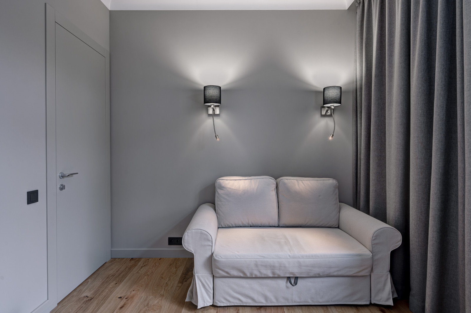 "Смокинг". Квартира на наб. Т. Шевченко