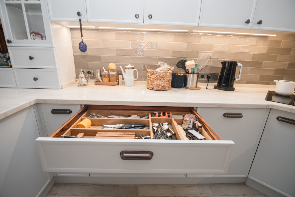 Светлая кухня с деревянными элементами