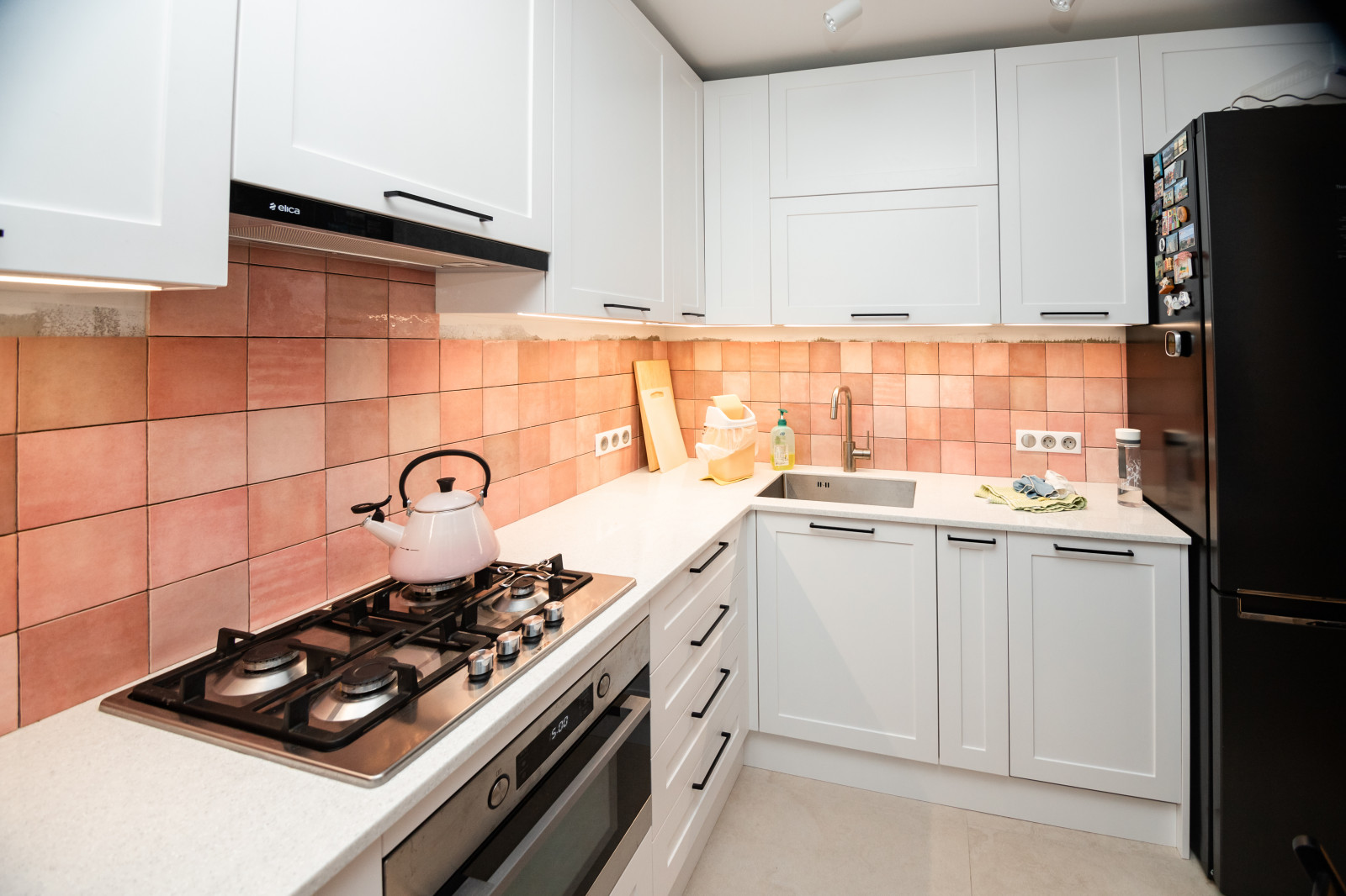 Белая небольшая кухня в стиле неоклассика