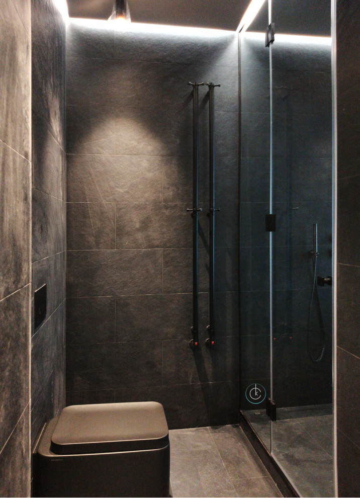 Санузел с премиум остеклением душевых во всю высоту