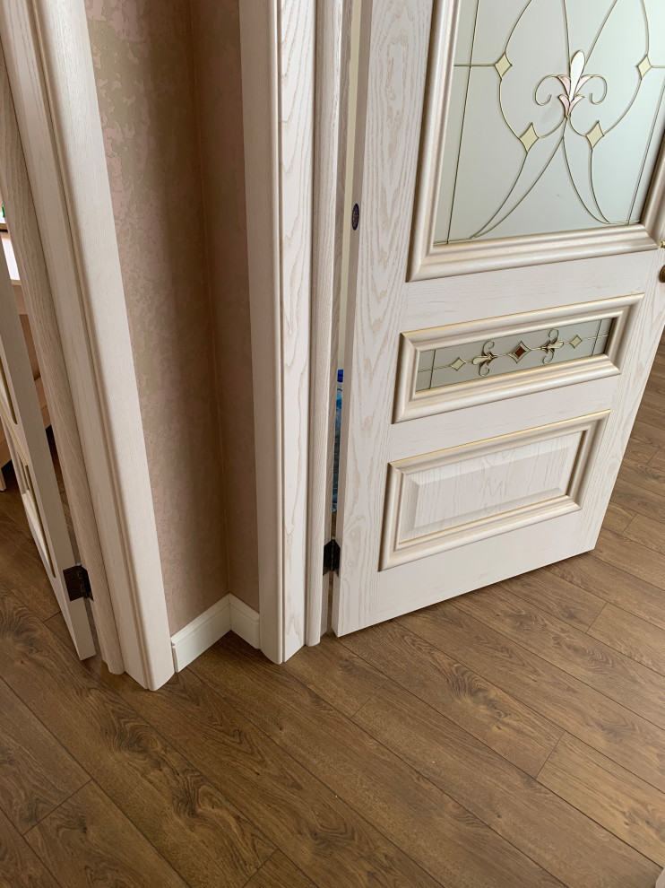 Светлые двери с витражами .