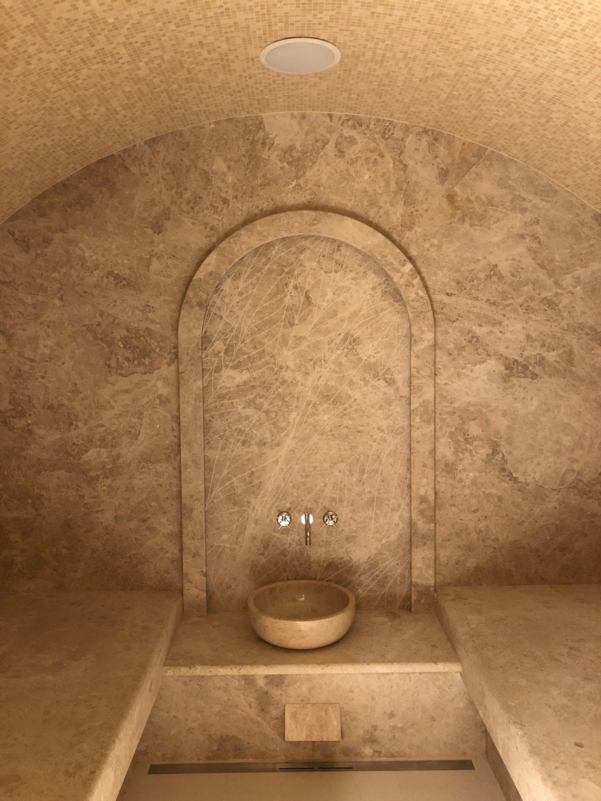 Приватный домашний кинотеатр в восточном стиле