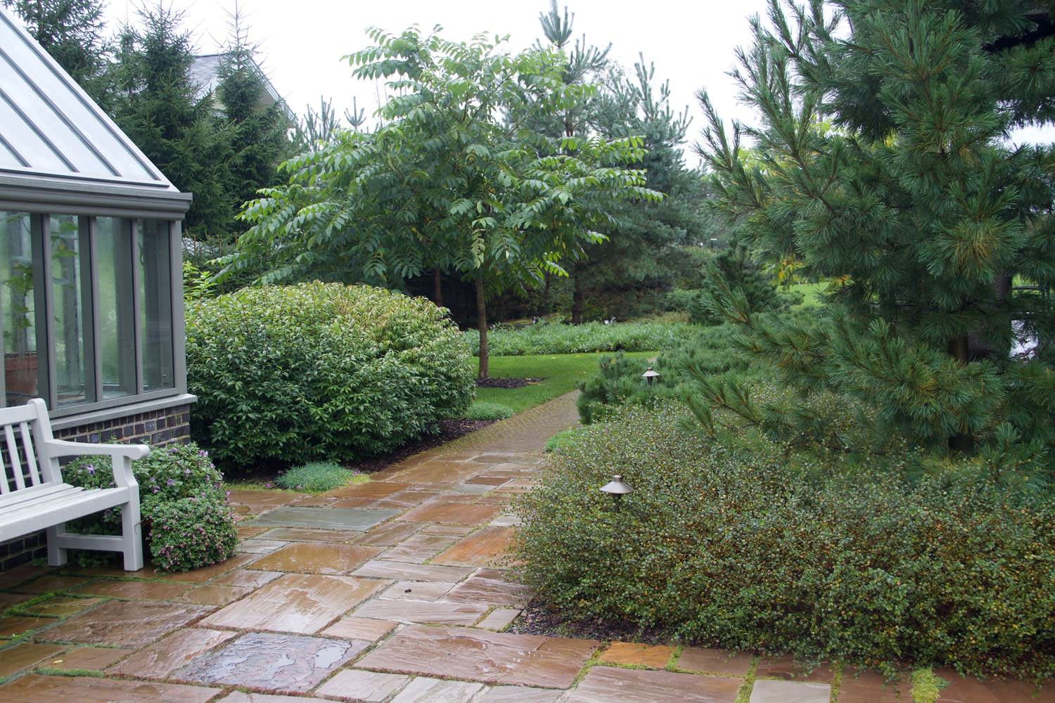 Большой дом на высоком берегу реки