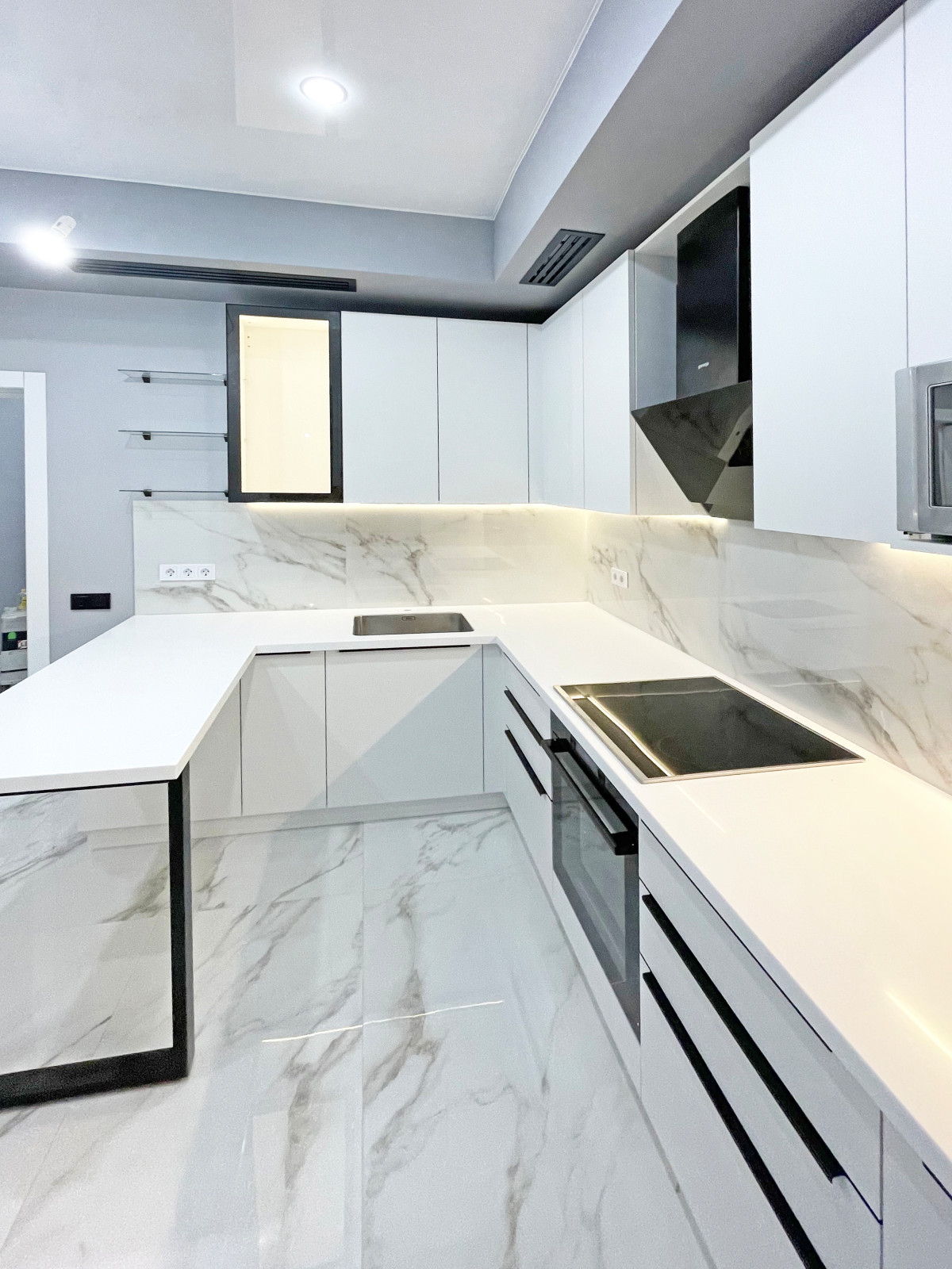 Стильная кухня с белыми фасадами Кристайл супер мат