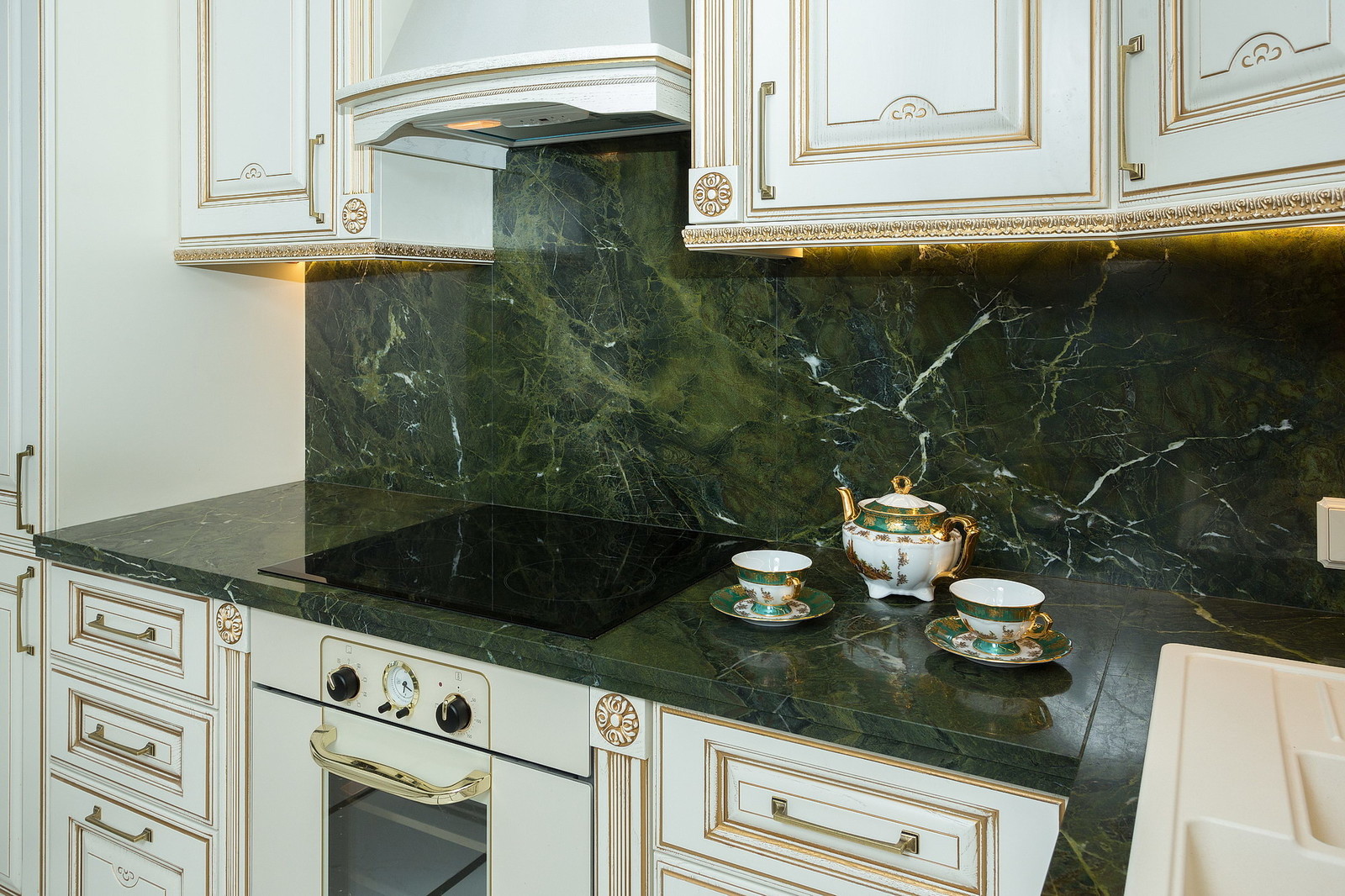 Зеленый мрамор в интерьере кухни