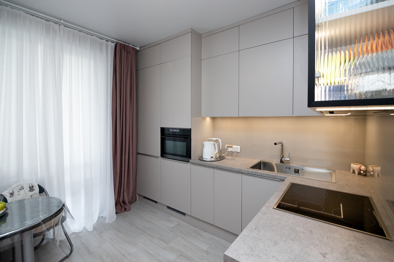 Обложка проекта: Современная угловая кухня в нежно-сером цвете