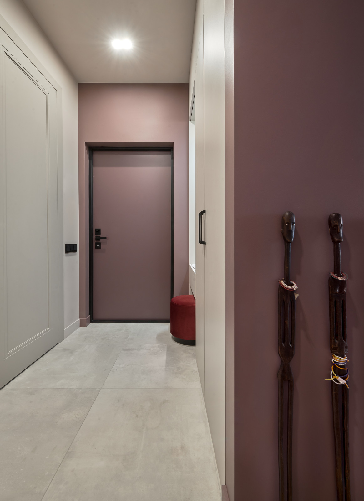 Современный интерьер с фиолетовыми акцентами