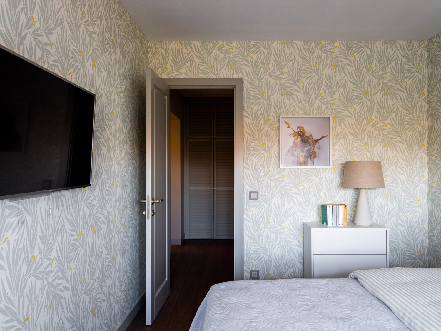 Яркий интерьер для молодой пары