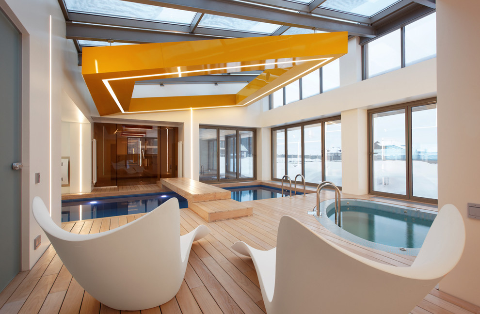 здание и интерьер бассейна на Новой Риге