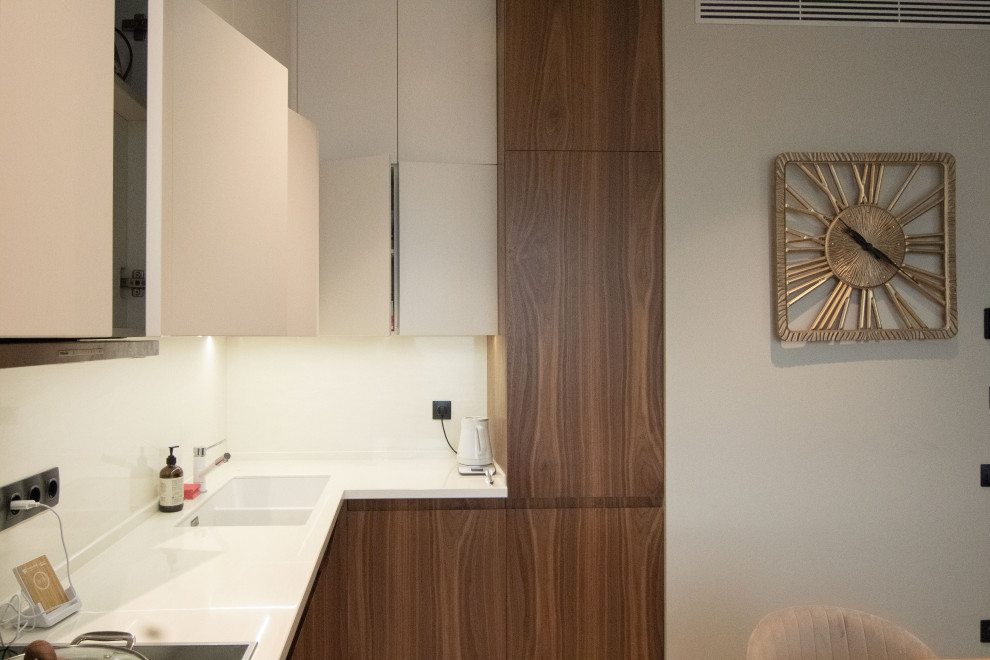 Кухня в стиле минимализм с фасадами под "темное дерево"