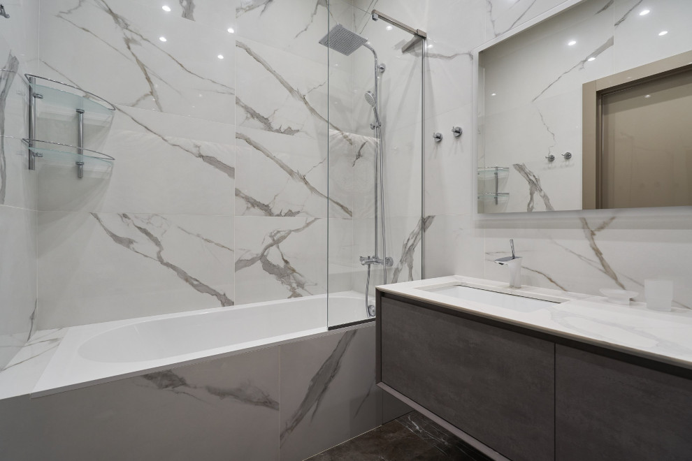 Обложка альбома: Стеклянная перегородка в ванной