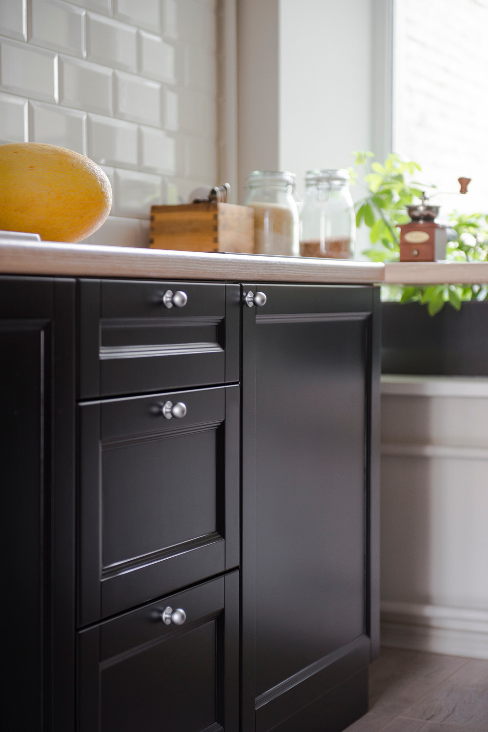 Кухня, декоративные балки и мебель в квартире с современным дизайном