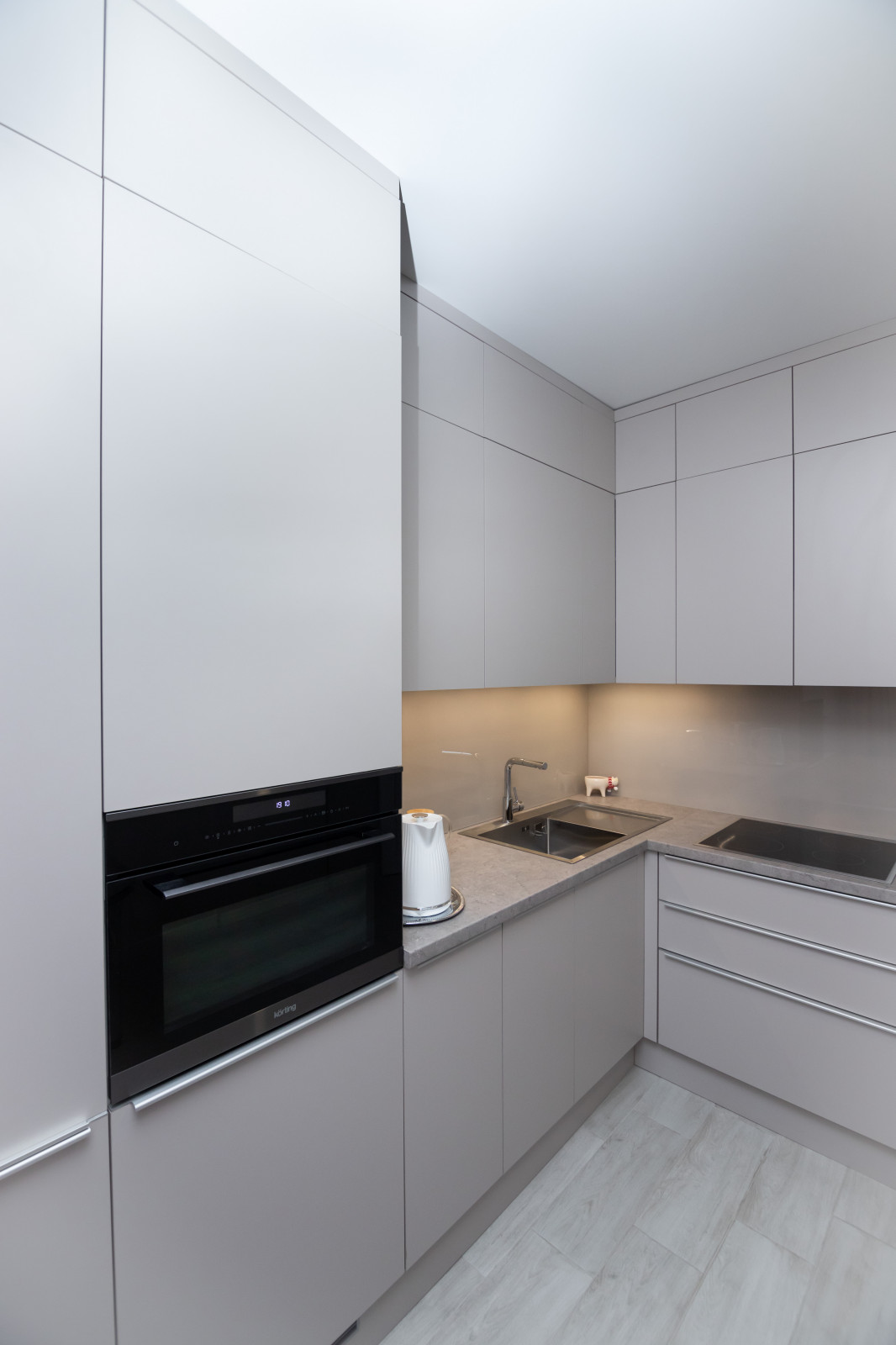 Современная угловая кухня в нежно-сером цвете