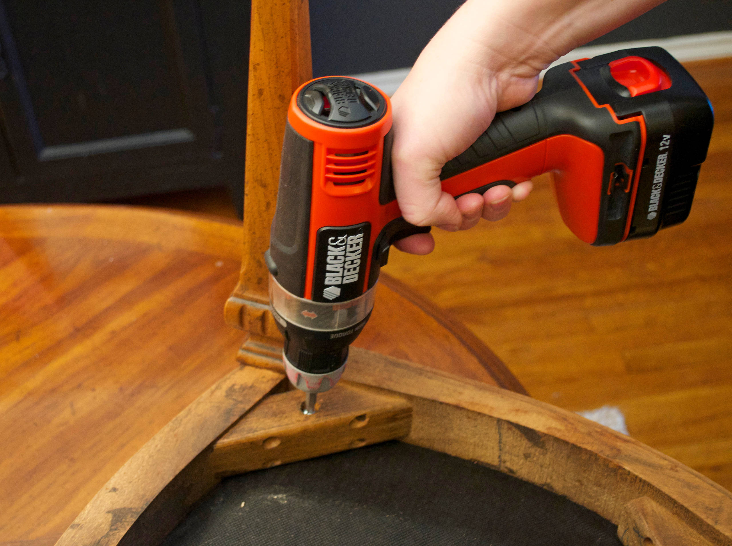 DIY: Переделка старых стульев с помощью краски, ткани и... чая!