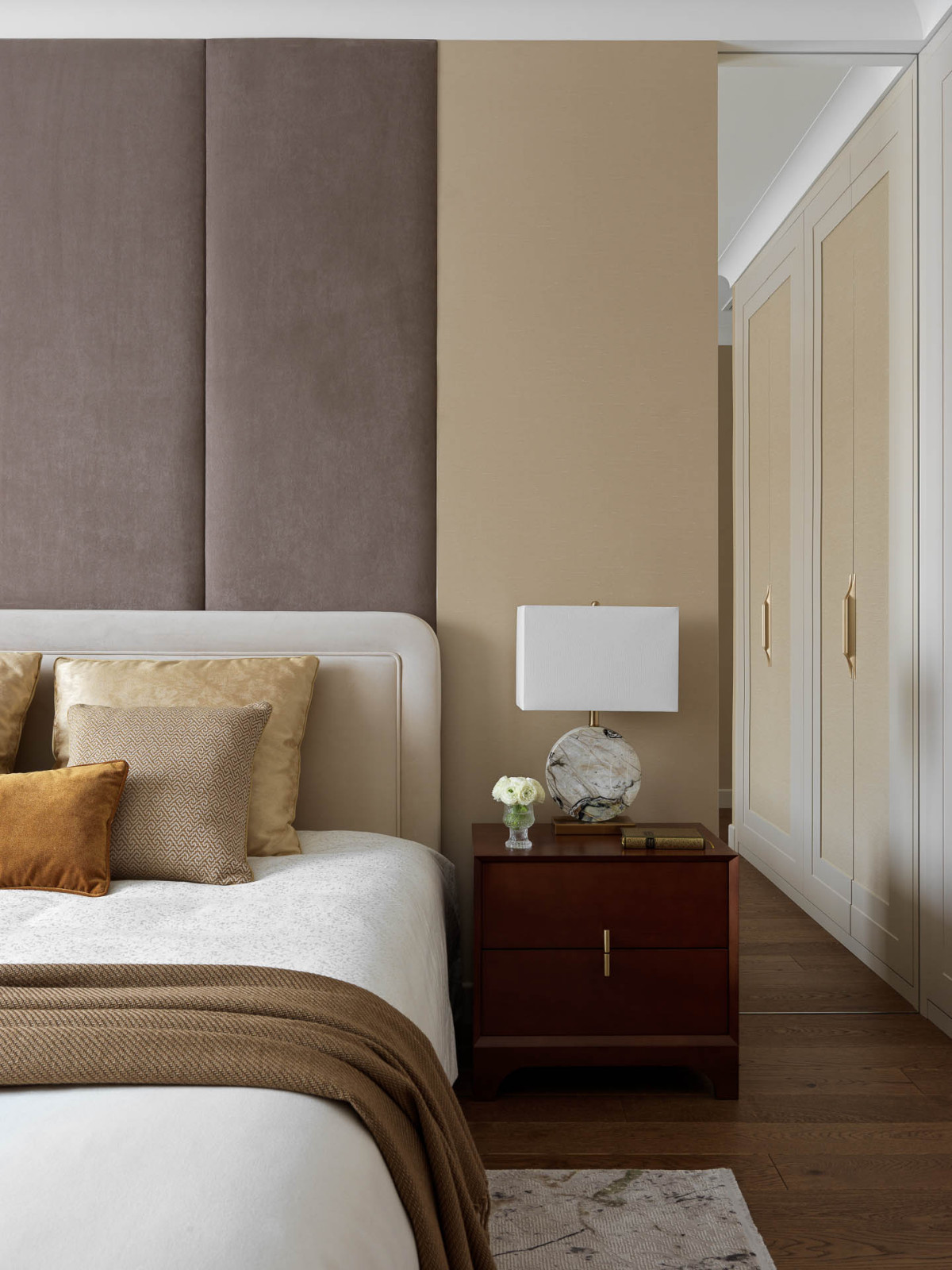 Houzz тур: Светлая квартира с эркером и бронзовой кухней