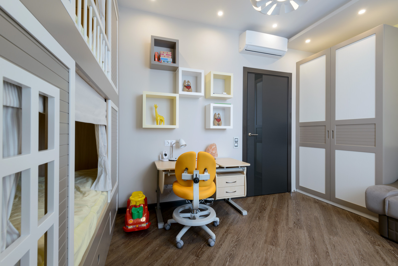 Трехкомнатная квартира-студия в современном стил