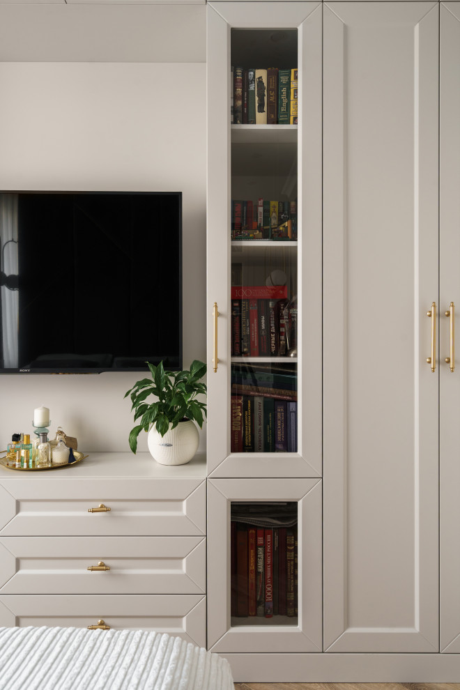 Бело-розовый интерьер с рифлеными фасадами