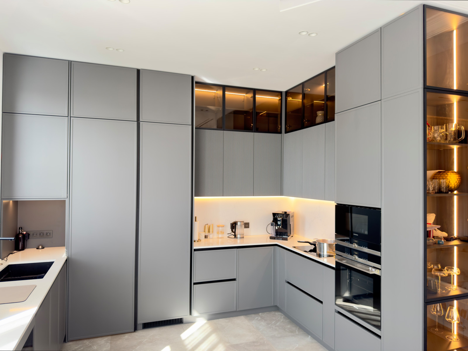 Кухня с кладовой в загородном доме