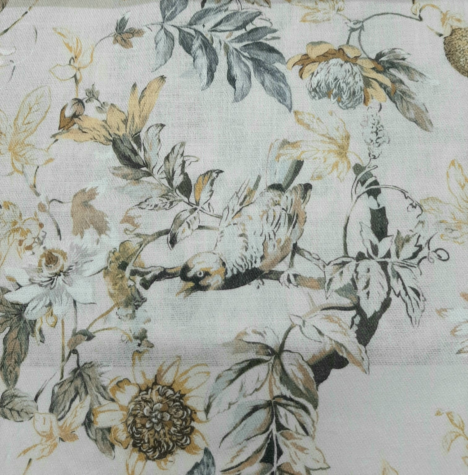 Оформление окон в загородном деревянном доме.