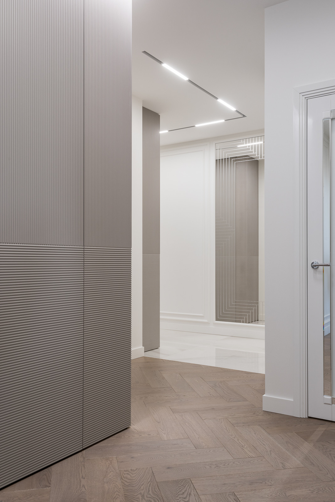 Шкаф с фрезрованными фасадами