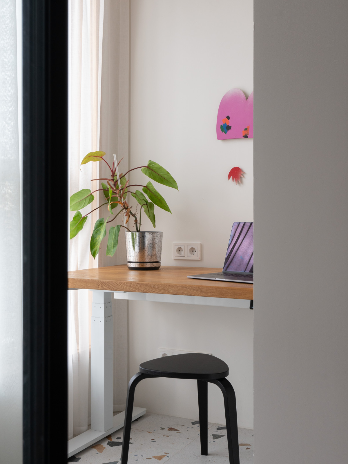 Двухкомнатная квартира с зеленой перегородкой в гостиной