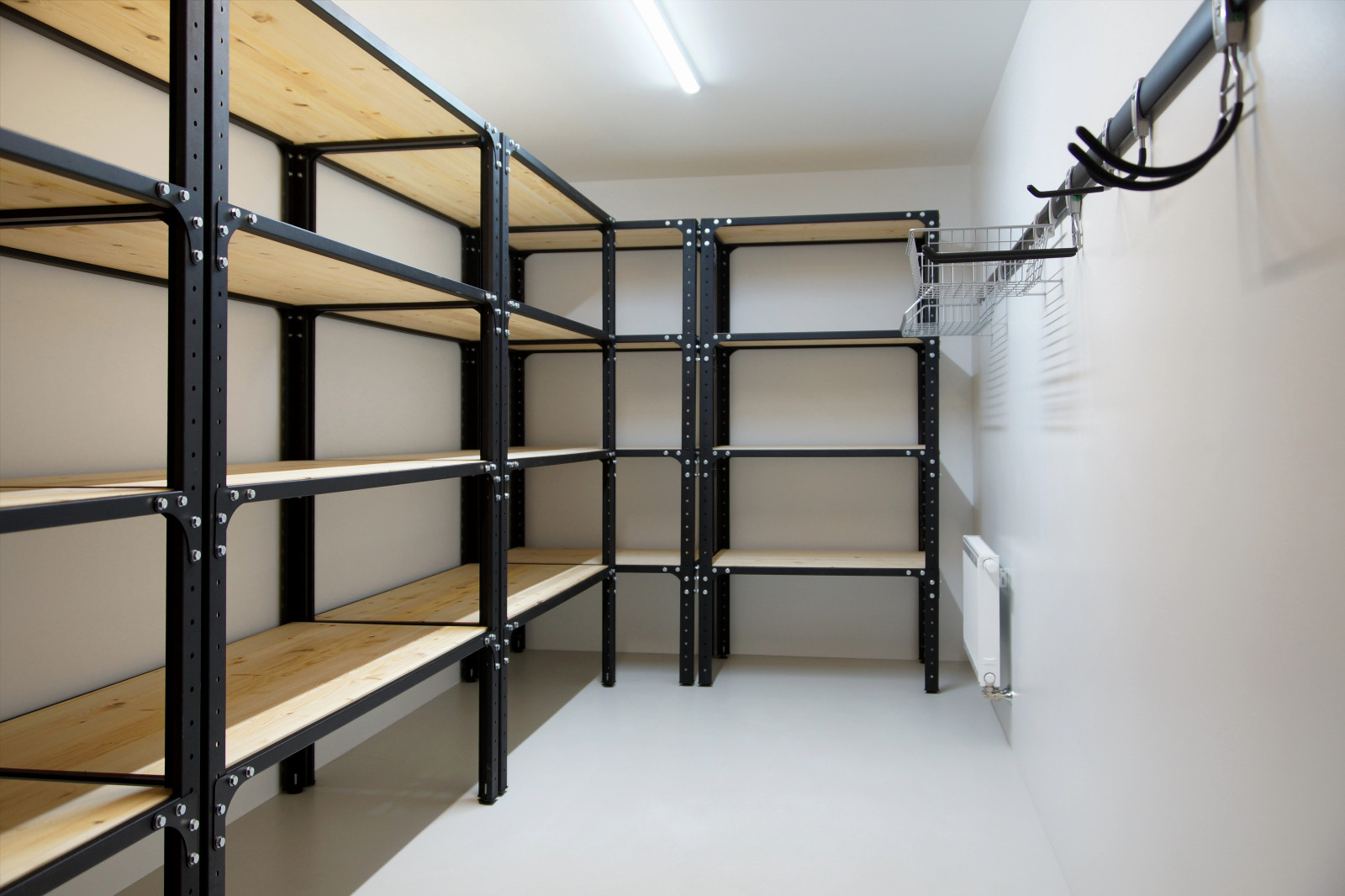 Обложка проекта: Стеллажи в подвале