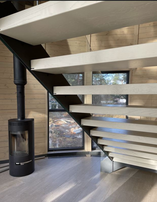 Обложка проекта: Лестница на металлических тетивах