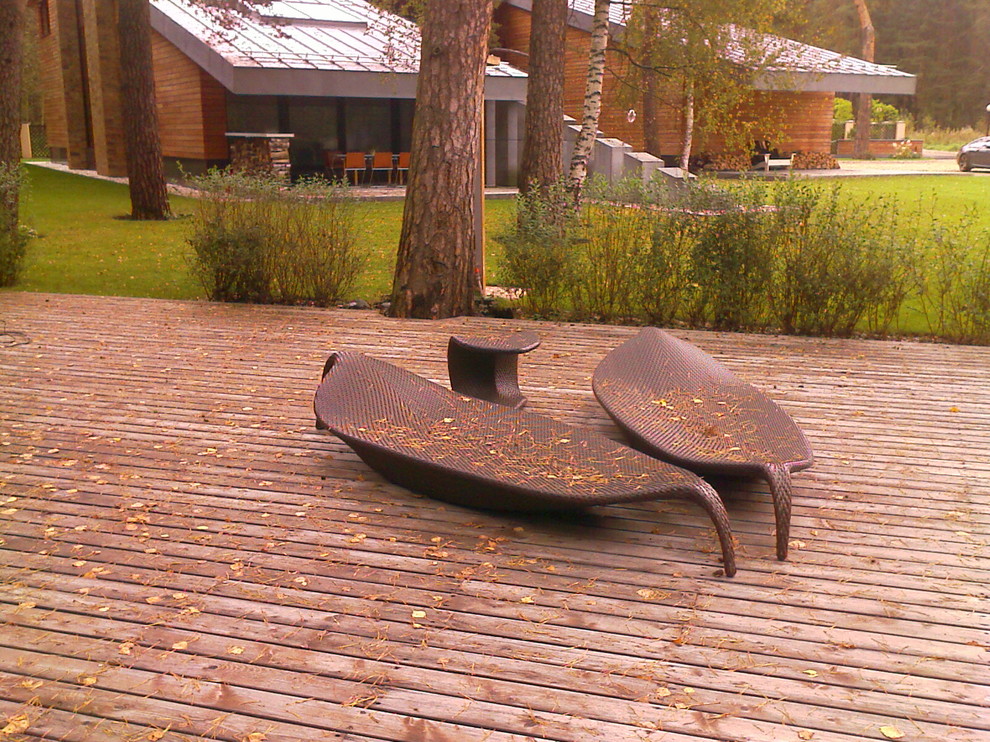 Дом в соснах у пруда