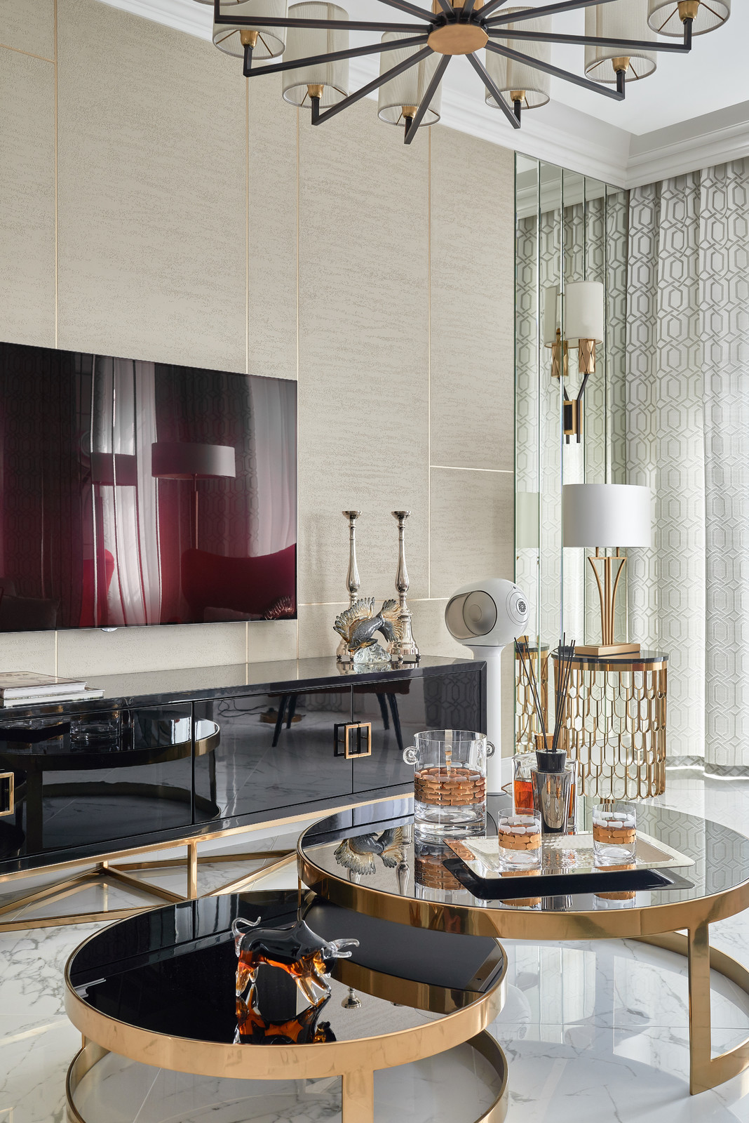 Яркий, роскошный, искрящийся.