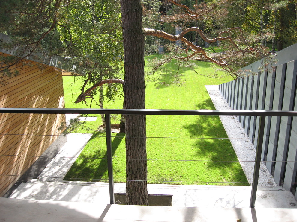 Дом в соснах у пруда