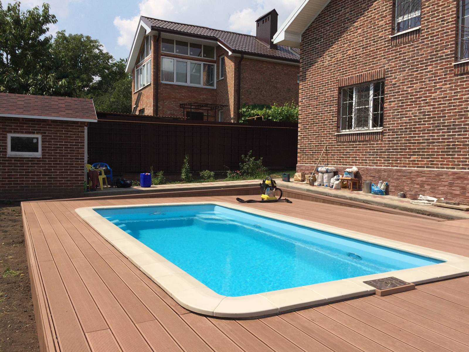 Терраса вокруг бассейна из древесно полимерного композита на метало-каркасе