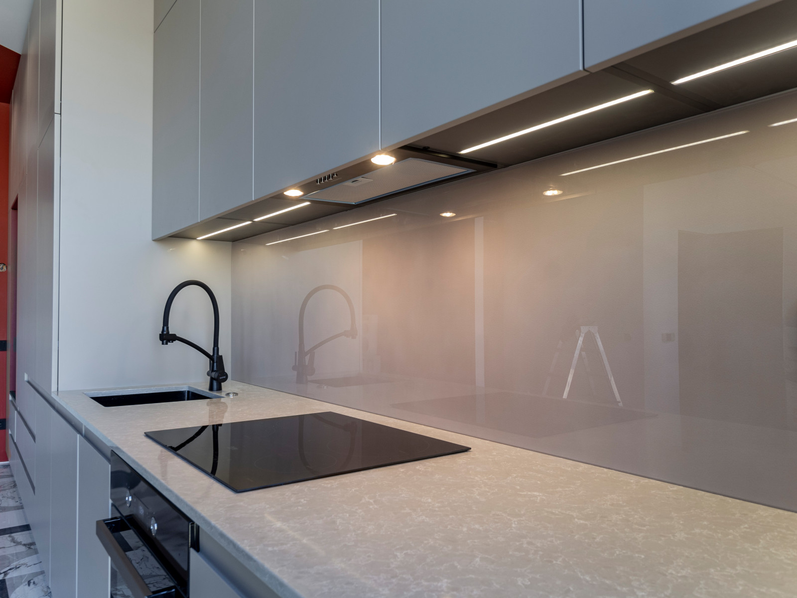 Большая стильная кухня в неоклассическом стиле в светлых тонах