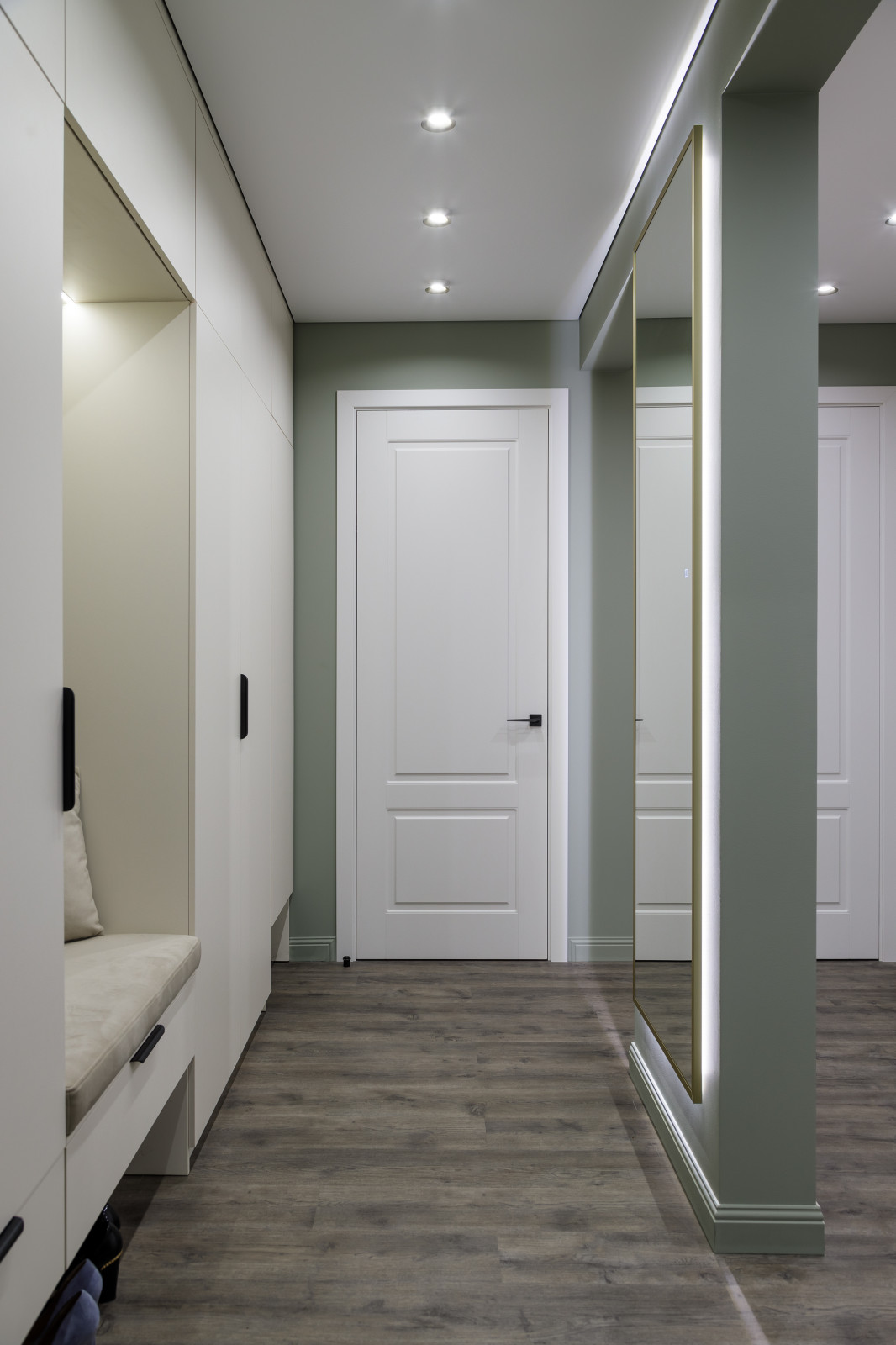 Интерьер квартиры в Приморском районе Санкт-Петербурга с видом на Лахта Центр