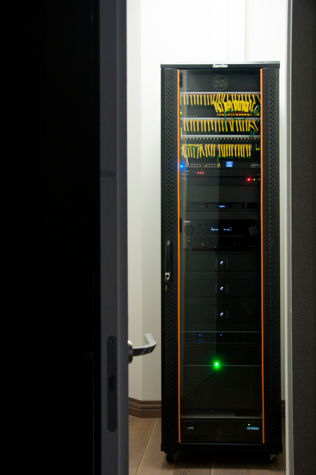 Шкаф с аудио и видео оборудованием для кинотеатра и 19 зон звука