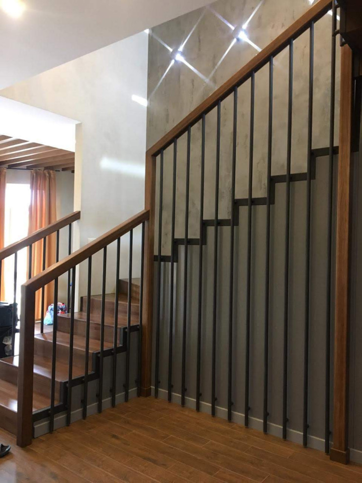 Лестница деревянная в загородном коттедже