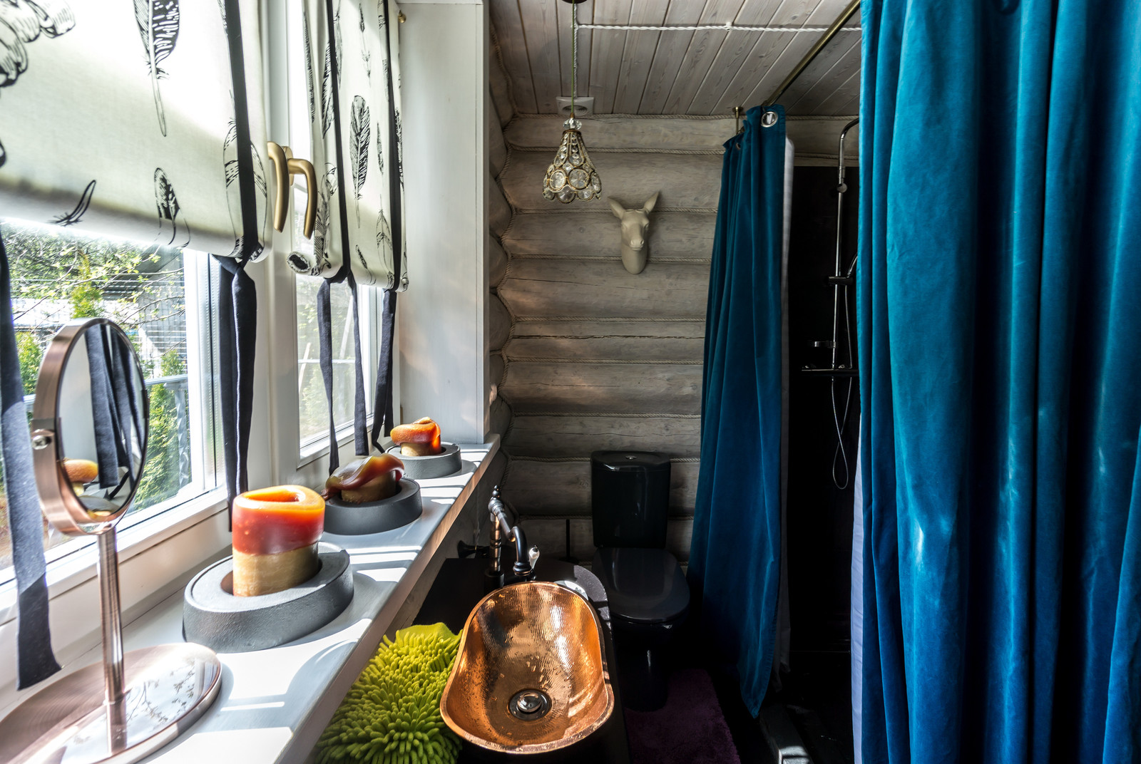 Черно-белая баня с яркими акцентами