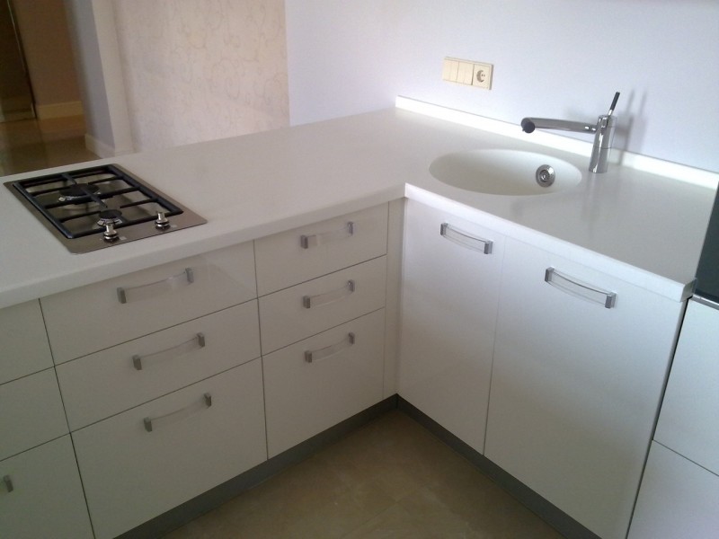 Кухня из акрилового камня