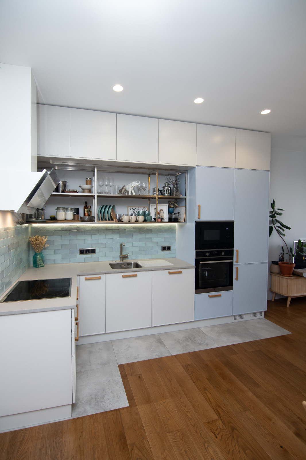 Светлая кухня в неоклассическом стиле