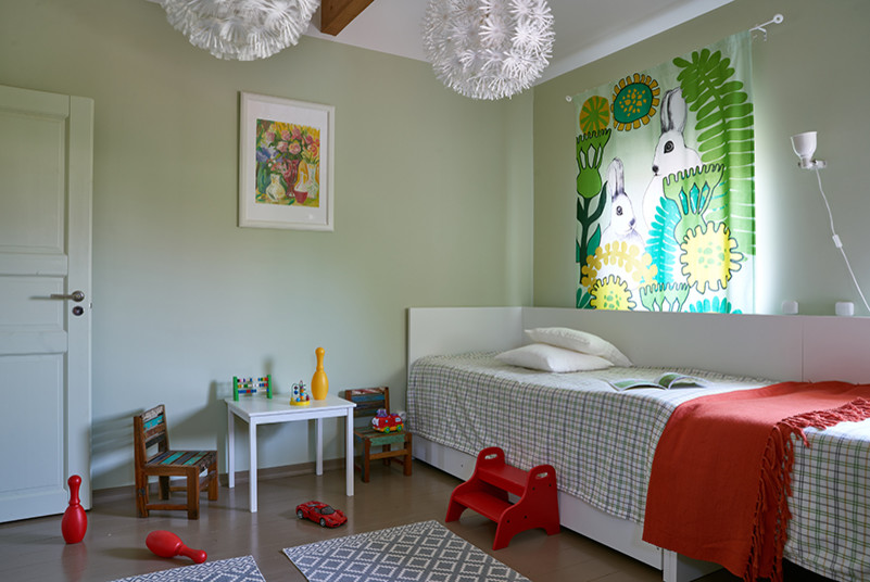 Дача с оранжевыми дверями