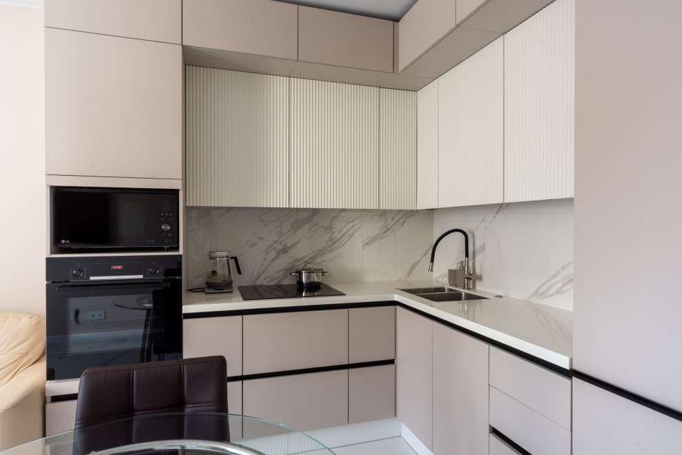 Бежевая кухня с рельефными фасадами