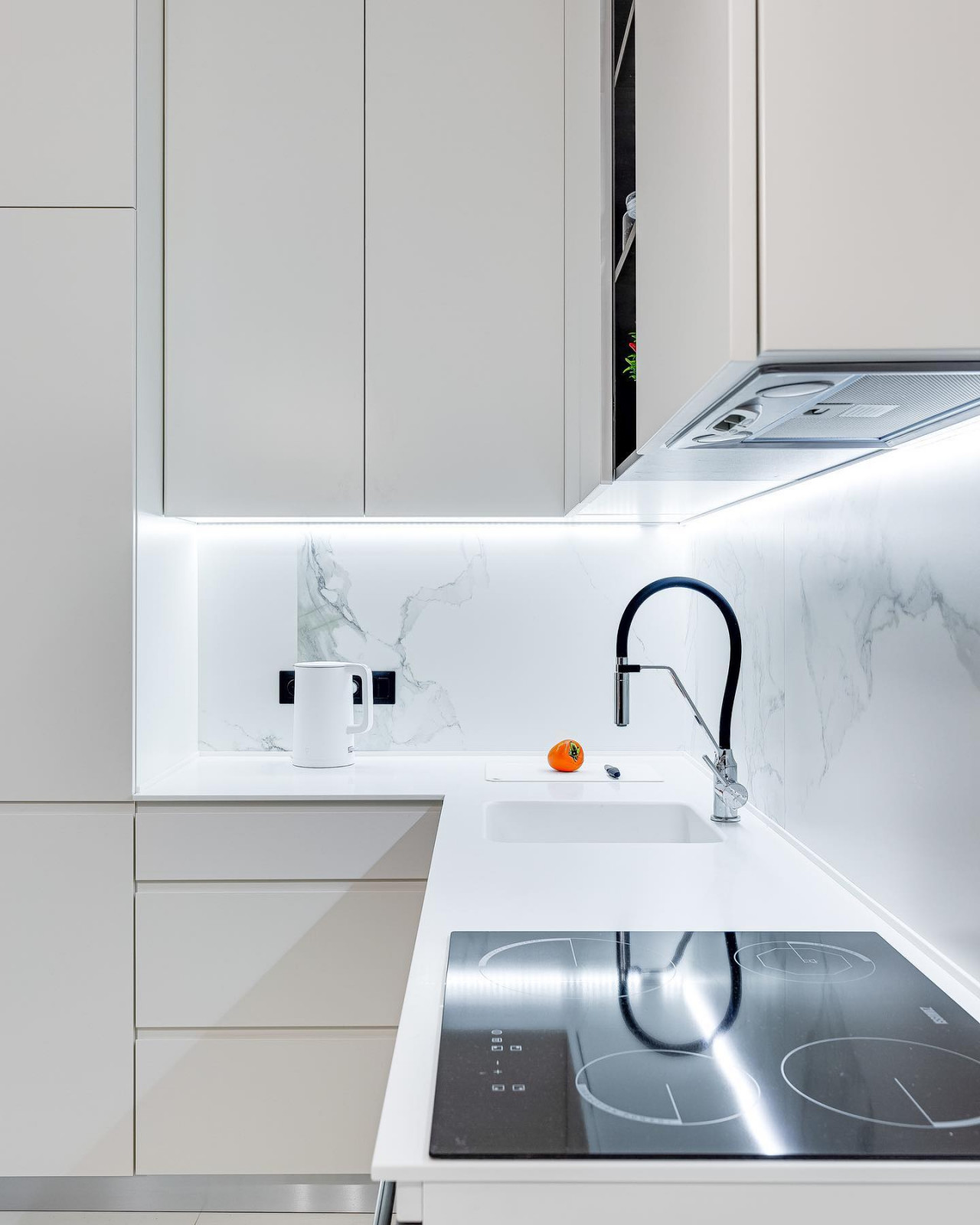 Белая кухня в студии