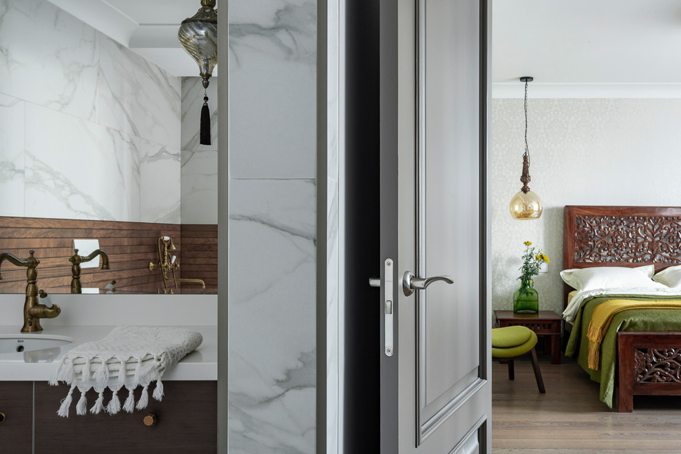 Вид из гардеробной на главную спальную и ванную комнату